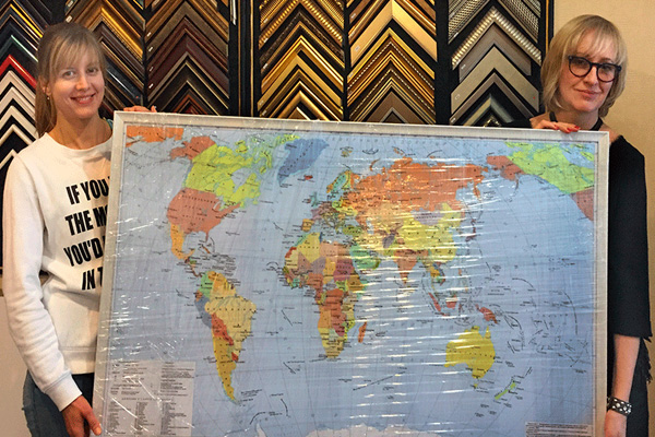 Карта мира смонтированная на пластике с ламинацией и оформленная в багетную раму.