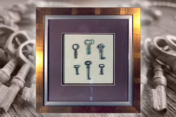 Коллекция старинных ключей в двойной багетной раме с двойным паспарту.