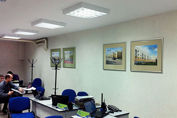 Повеска фирменных постеров в офисе «КОШЕЛЕВ проект»
