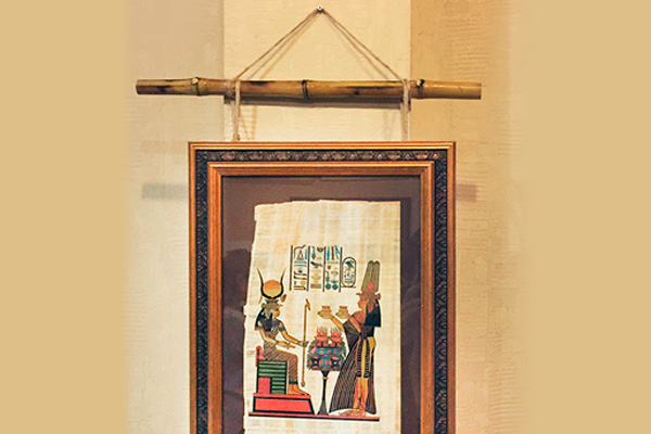 Оформление папируса в багетную раму с декоративными деталями.